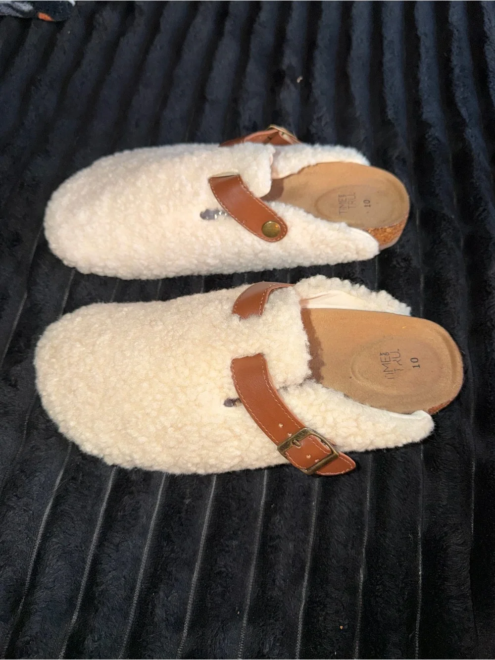 Women’s Time & Tru Sherpa slide on cream & tan clogs in a US 10